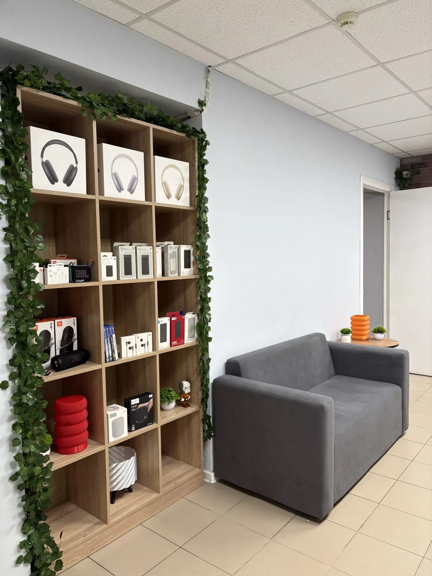 Интерьер магазина электроники iVolt Store